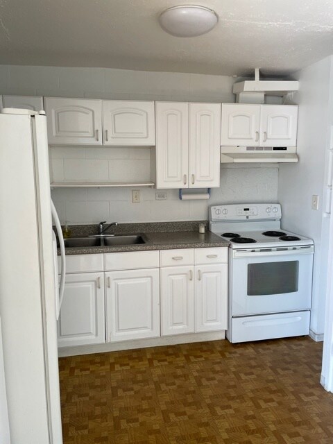 KITCHEN - 1650 Nuuanu Ave Apartments Unit 201