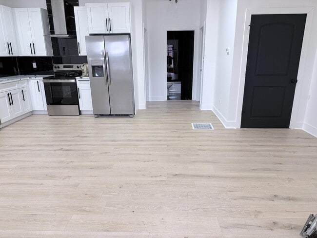 Photo - 828 E Main St