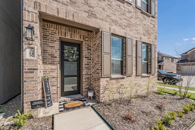 Photo - 7505 Laburnam Rd