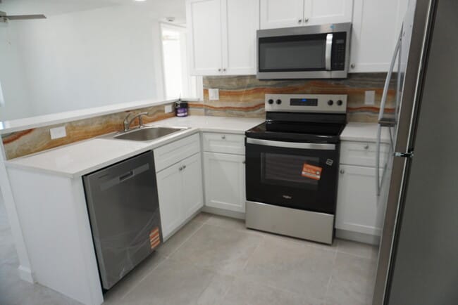 Photo - 957 Lewis Dr