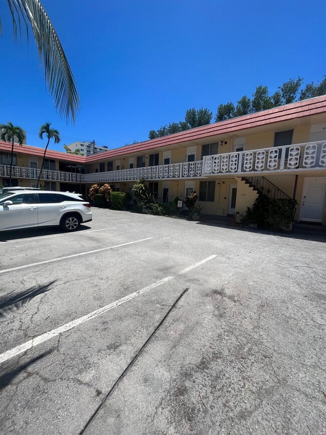 Building Photo - 441 Collins Ave Unit 6