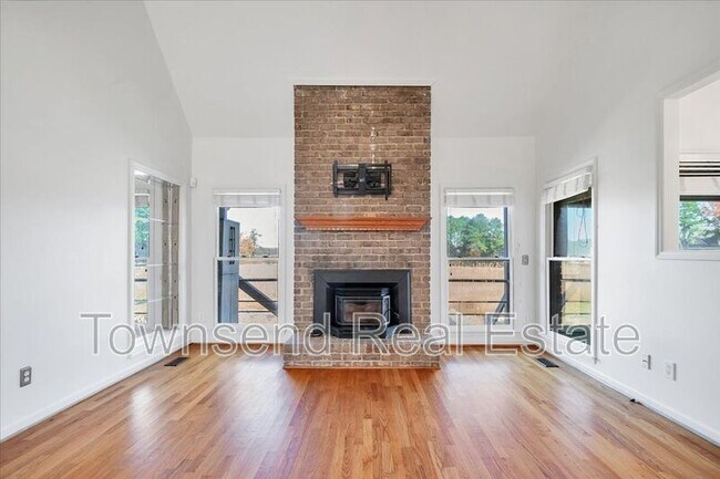 Photo - 695 Cedar Point