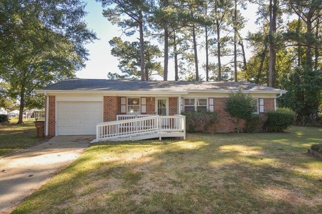 Building Photo - Accepting Applications: 3 Bedroom 1.5 Bathroom- Small Dogs Considered