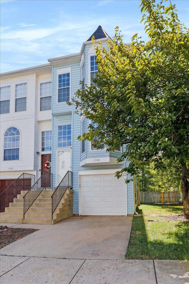 Building Photo - 1310 Hampshire Dr