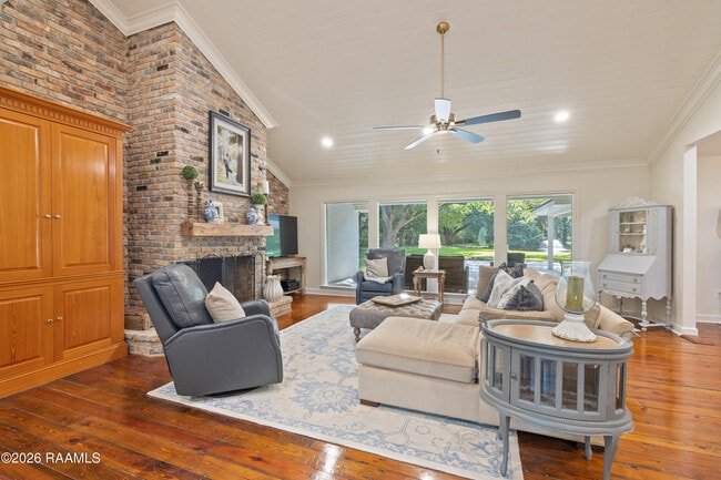 2407 E Broussard Rd