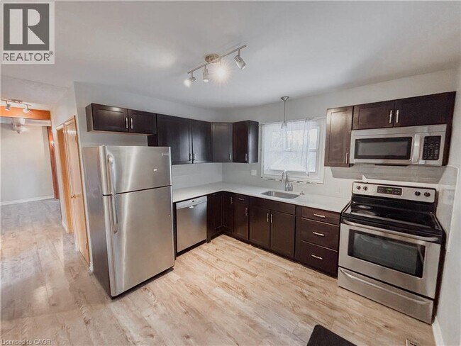 Photo - 122 Weber St S