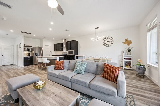 3215 Creston Gate Dr