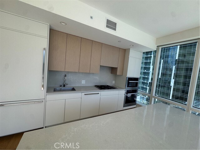 Photo - 877 Francisco St