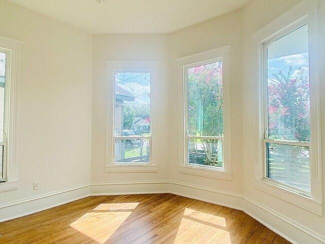 Photo - 2510 Nagle St