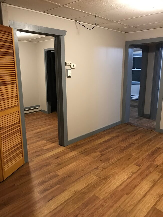 Photo - 603 12 St NW