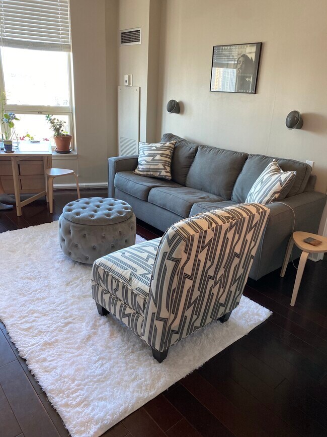 Photo - 600 N Kingsbury St Unidad 1001 Rental