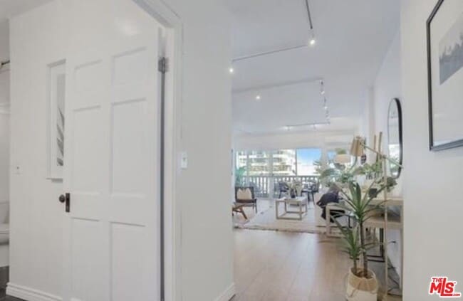 Building Photo - 999 N Doheny Dr Unit 305 Rental
