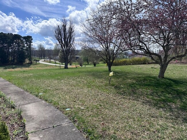 Photo - Maryville 37803 - 5 bedroom, 3 bath home - Contact Karen Robertson (865) 454-7626