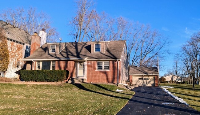 Building Photo - 917 S Summit St