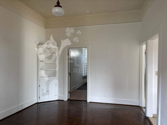 Photo - 321 W 19th St