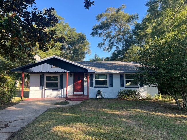 Building Photo - 708 E Leonard St Rental