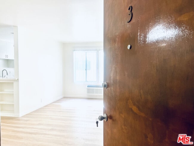 Photo - 758 N Hudson Ave Unidad 3