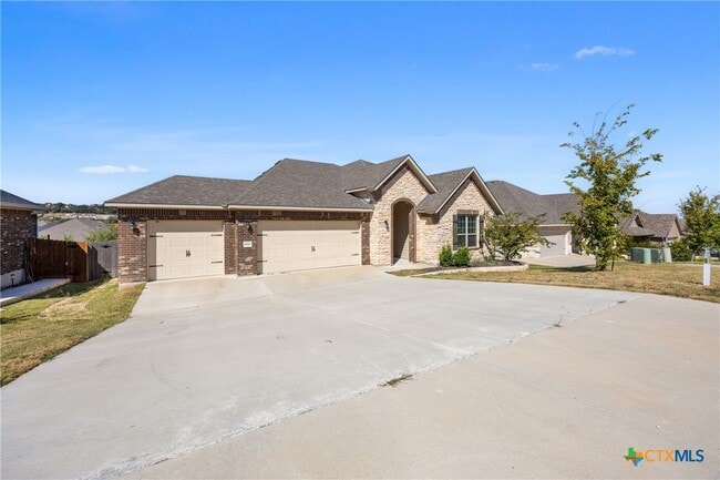 Photo - 2265 Wooster St