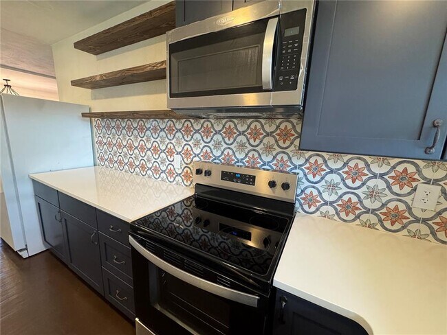 Photo - 825 Poinsettia Dr