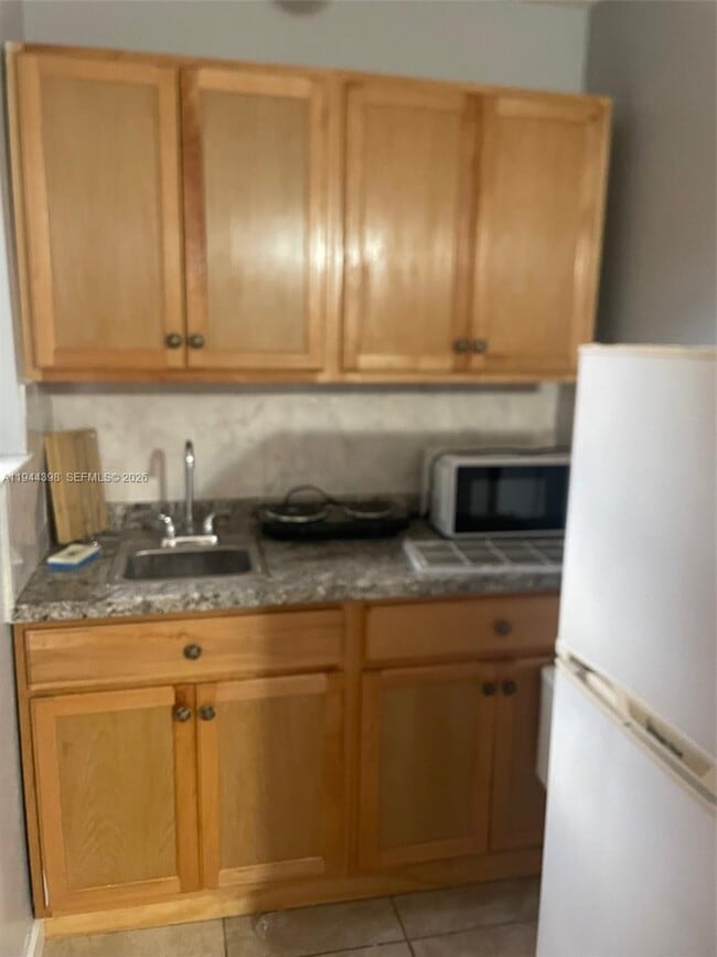 Photo - 951 SW 9th St Unit Side