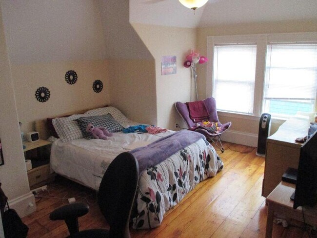 Photo - Renovated 5 Bed in Brighton – Central Air – W/D in Unit – 9/1 Move-In