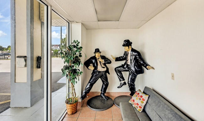 Lobby - 2303 1st St E Unit 1