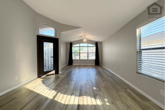 3Bed/2Bath House w/Bonus Room at 67th Ave/AZ Loop-101! Ready for Immediate Move-In!