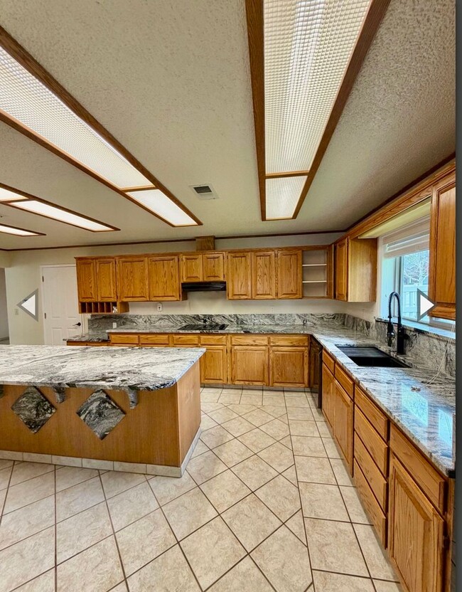 Building Photo - Hard to find 3 Bdrm, 2 Bath home in Harbor isles on the canal 2 miles to Sky Lakes Medical Ctr an...