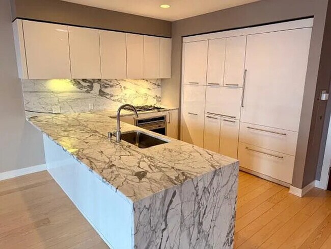 301 Mission St Unit 303