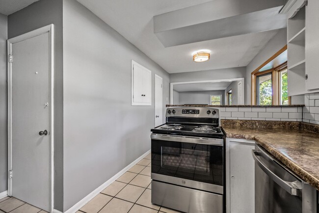 Photo - Gorgeous Shoreview House 3BR 1 Bath  Available Early May!