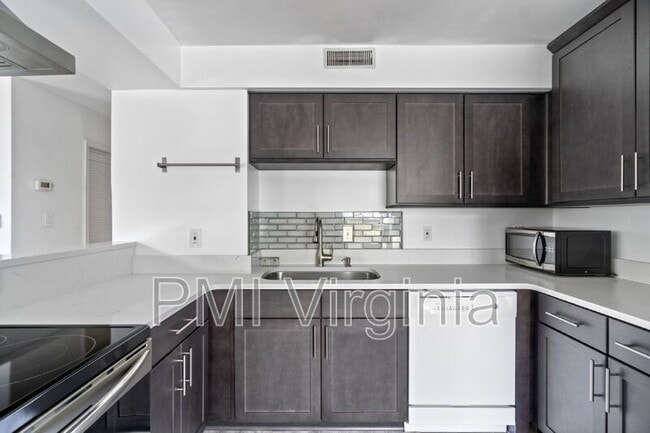 Building Photo - 1301 Hampton Blvd Unit Apt 102