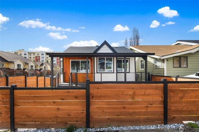 5 Bedroom 2 Bathroom House with Large Lot - 5 Bedroom 2 Bathroom House with Large Lot