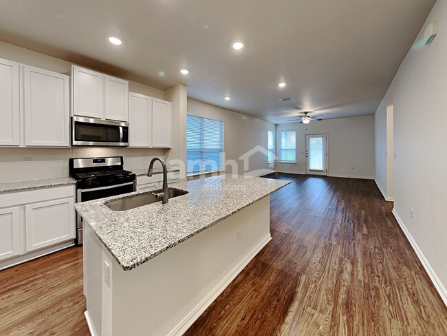 Photo - 421 Pebble Bend