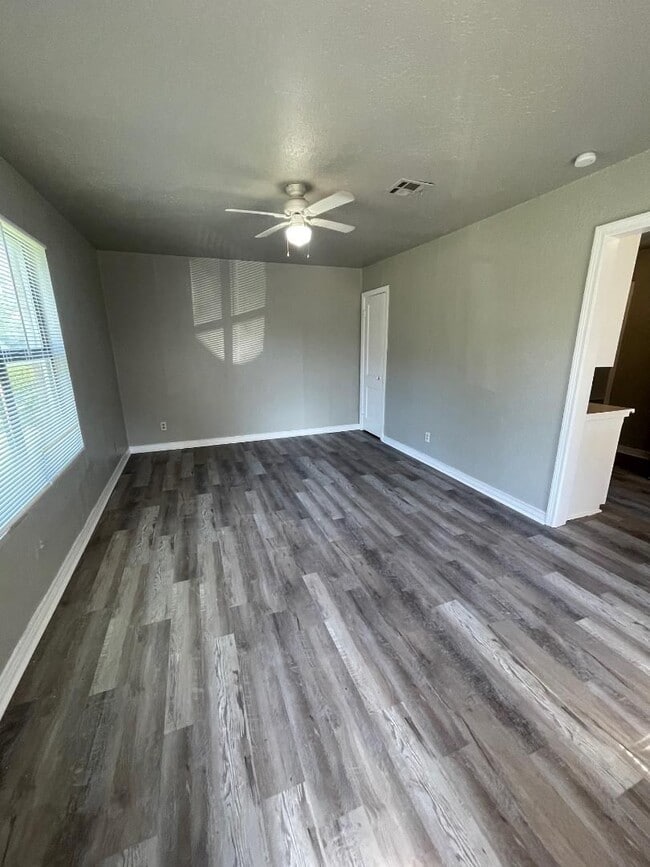 Photo - 2 BED 1 BATH DUPLEX FOR LEASE