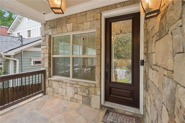 Photo - 374 Clifton Rd NE