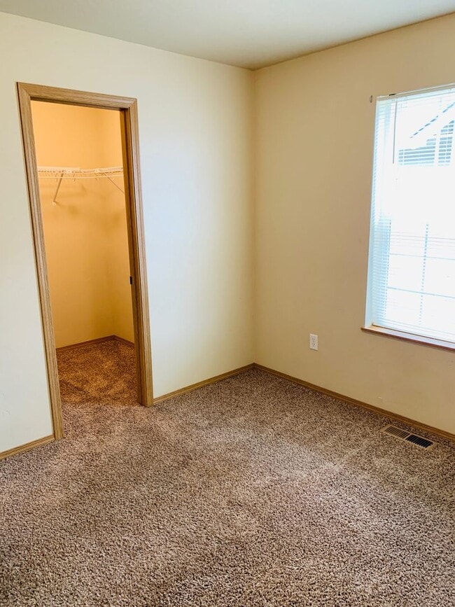 Photo - Amazing 3 Bed 2 Bath - Townhouse