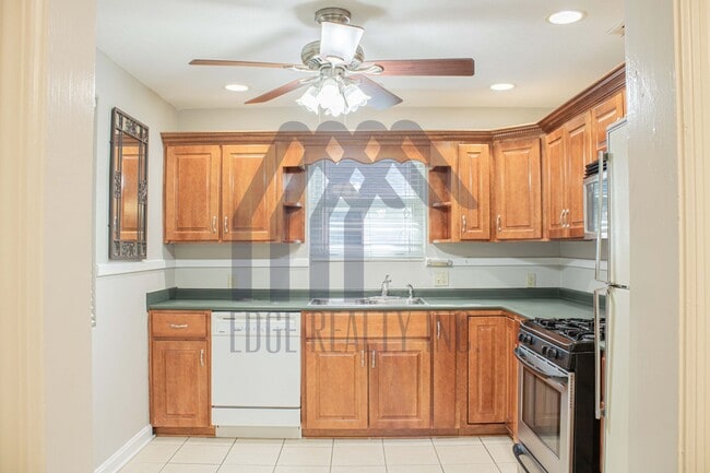 Photo - 135 E Derenne Ave