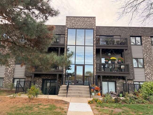 Building Photo - 1460 Stonebridge Cir Unit G9