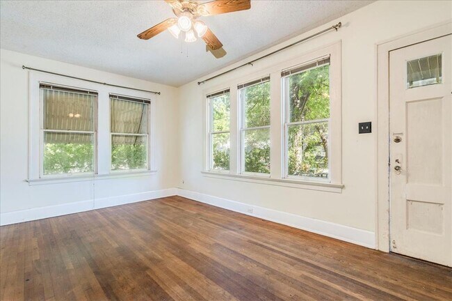 Photo - 1103 W 22nd St