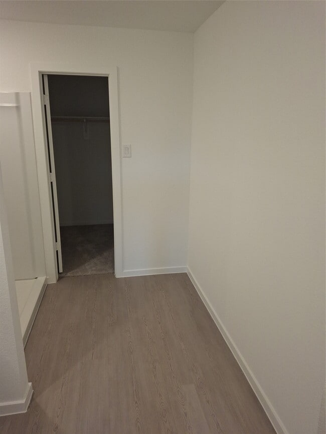 Building Photo - 16126 Prairie Dr