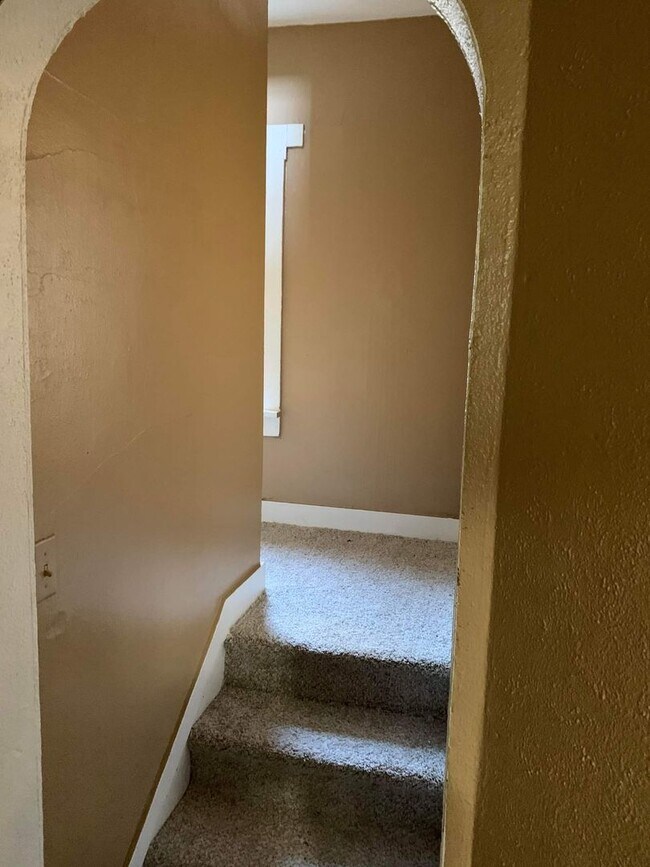 Photo - Remodeled 4 bedroom/1bathroom Home