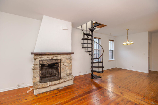 Building Photo - 1015 W Wolfram St Unit 2 Rental