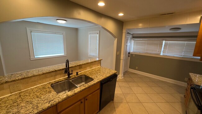 Photo - 1805 Luther St