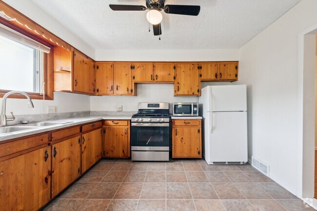 Building Photo - Beautiful 3 bedroom home in Jeannette avai...