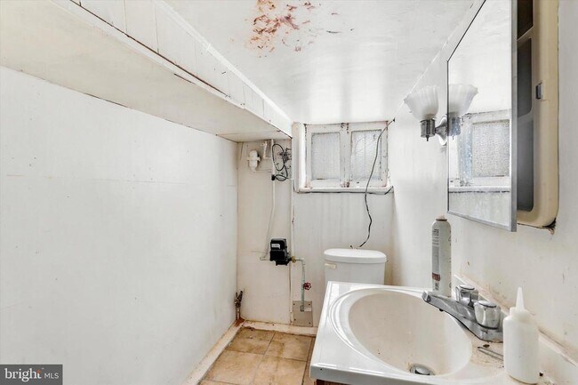 Photo - 1833 Daly St