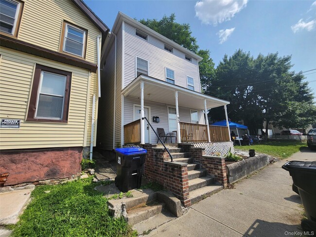 Building Photo - 93 Catharine St Unit 2