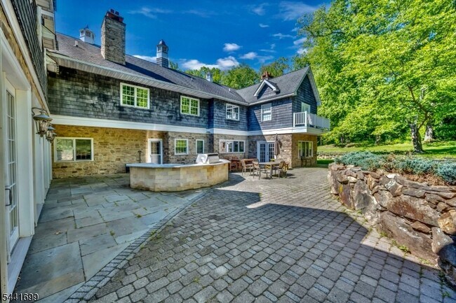 3 Laurel Ln