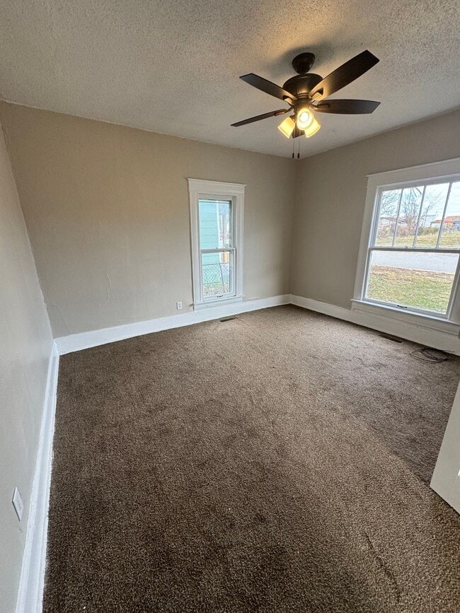 Photo - 4 bedroom/1 bath house w/storage building