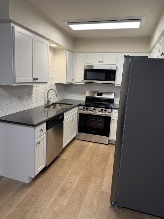 Building Photo - 185 Parkview Dr Rental