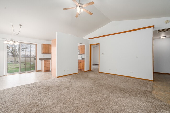 Photo - 250-260 S McGinty St